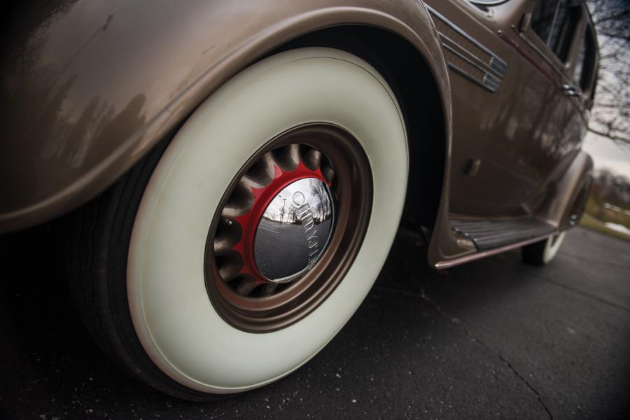 Колеса Chrysler Imperial Airflow Sedan (C-10) 1936 года  (фото 33 из 38)